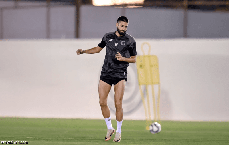 الشباب يرحلون بالحافلة ويعدون لبارتي