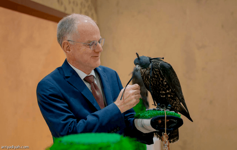 Sale of three falcons from Spain, Portugal, and Canada