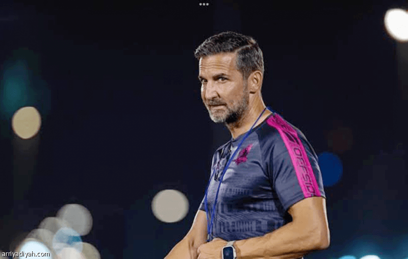 Al Wahda coach directs Al Hilal
