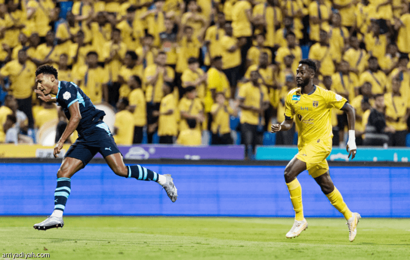 التعاون يلعب بعشرة لاعبين أمام الهلال بدون طرد