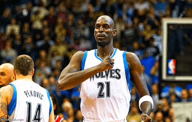 Timberwolves remove Garnett's jersey
