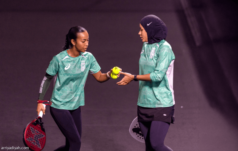 Green Paddle women reach quarter-finals