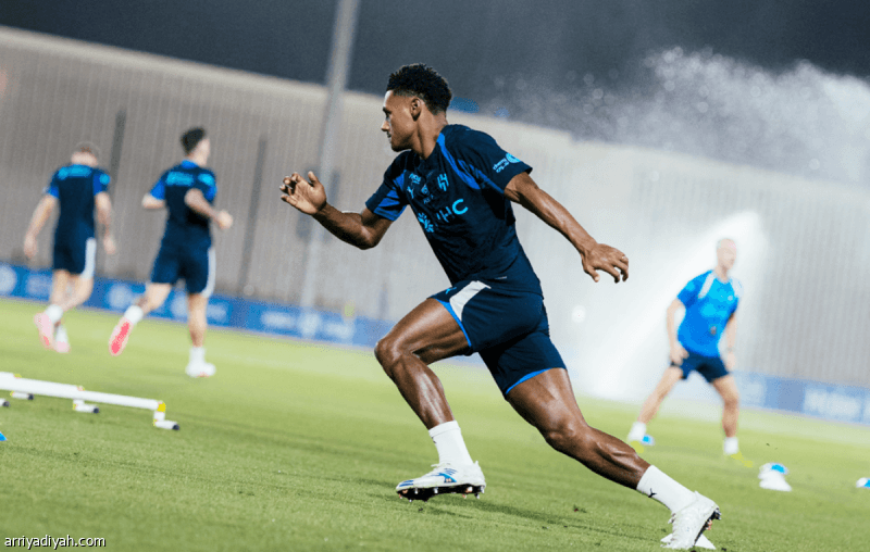 الهلال يوقع مع واتكينز ويشركه في الكلاسيكو