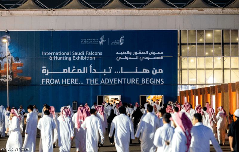 Falcon and Hunting Show Opens with Large Crowd