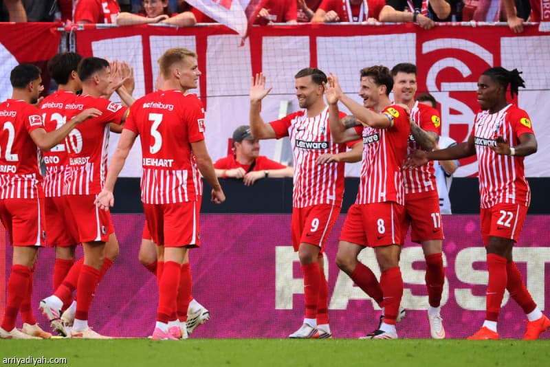 Freiburg beats Gladbach 5-0 and Dortmund wins