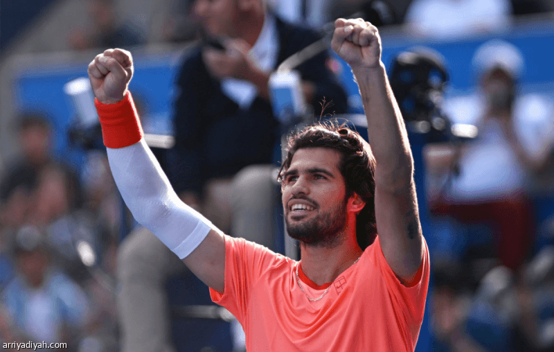 Alcaraz advances after tough win