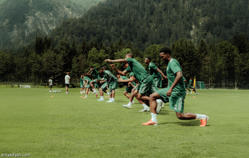Al-Ahli rallies as Santos leads training