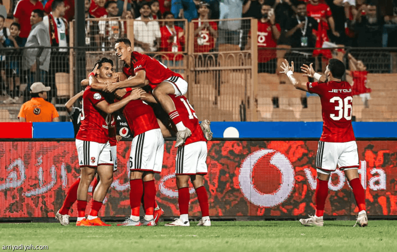 الأهلي يتشارك الصدارة مع بيراميدز بعد فوزه على سموحة