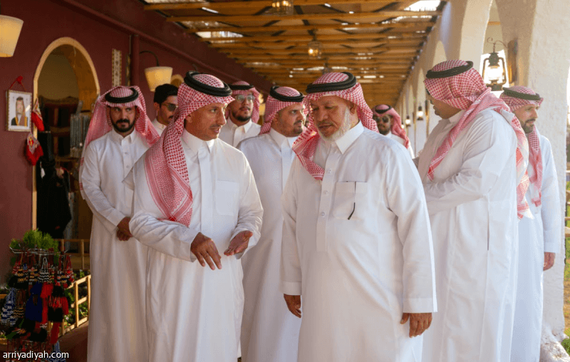 وزير السياحة يزور الطائف ويتفقد مناطق الفعاليات