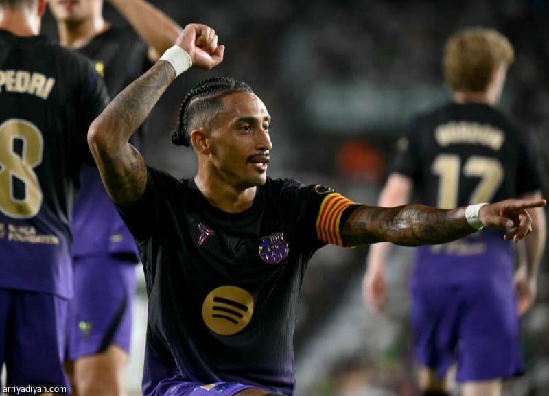 Barcelona begins title race with five-goal win