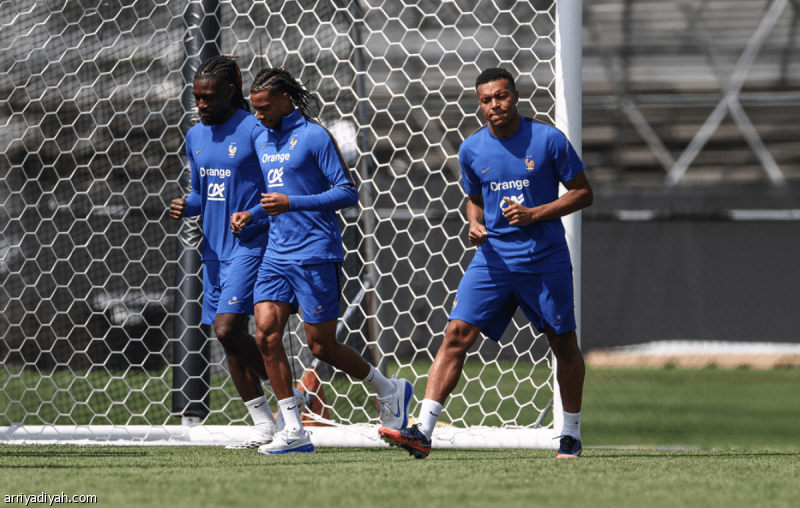 France trains without a Cross and Upamecano