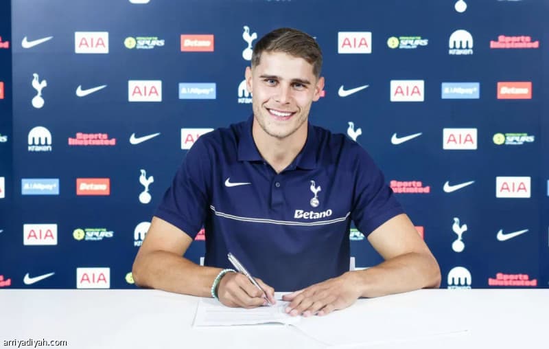 De Jong stays with Tottenham until 2031