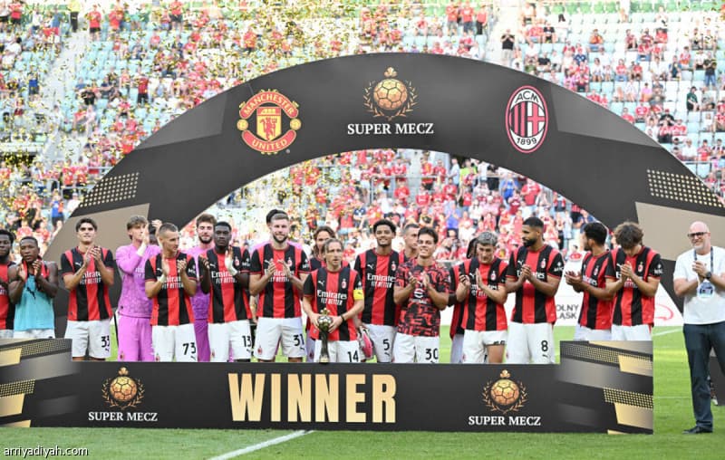 Milan thrashes United 4-0