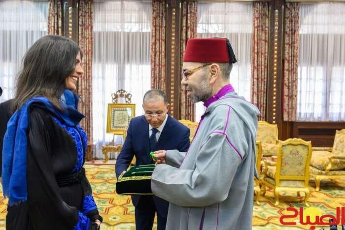 الملك يمنح وسام نوال الصفنضلة