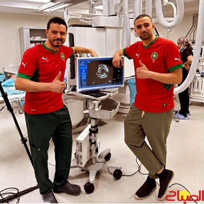 لأول مرة.. طبيب مغربي يجري عملية قسطرة معقدة مباشرة أمام خبراء العالم