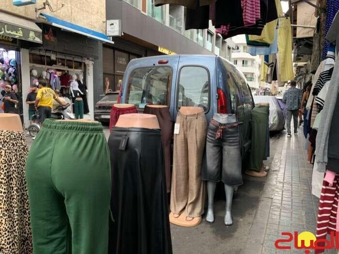 ازدحام معروضات المحلات على أرصفة المعاريف بالبيضاء