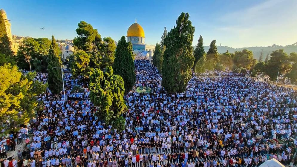 آلاف الفلسطينيين يصلون في الأقصى رغم العراقيل