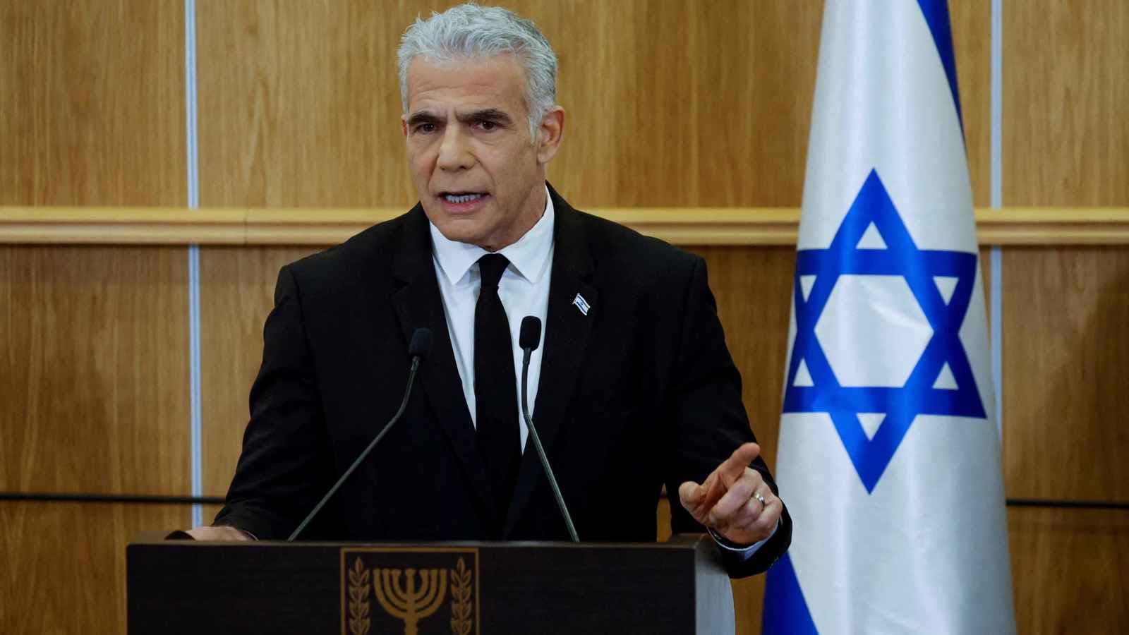 لابيد يحمّل حكومة نتنياهو مسؤولية العقوبات على المستوطنات