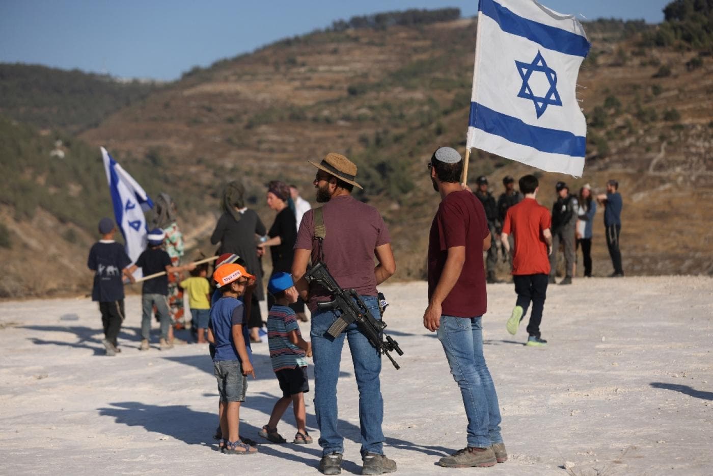 متضامنون يحاولون فك حصار 3 منازل فلسطينية
