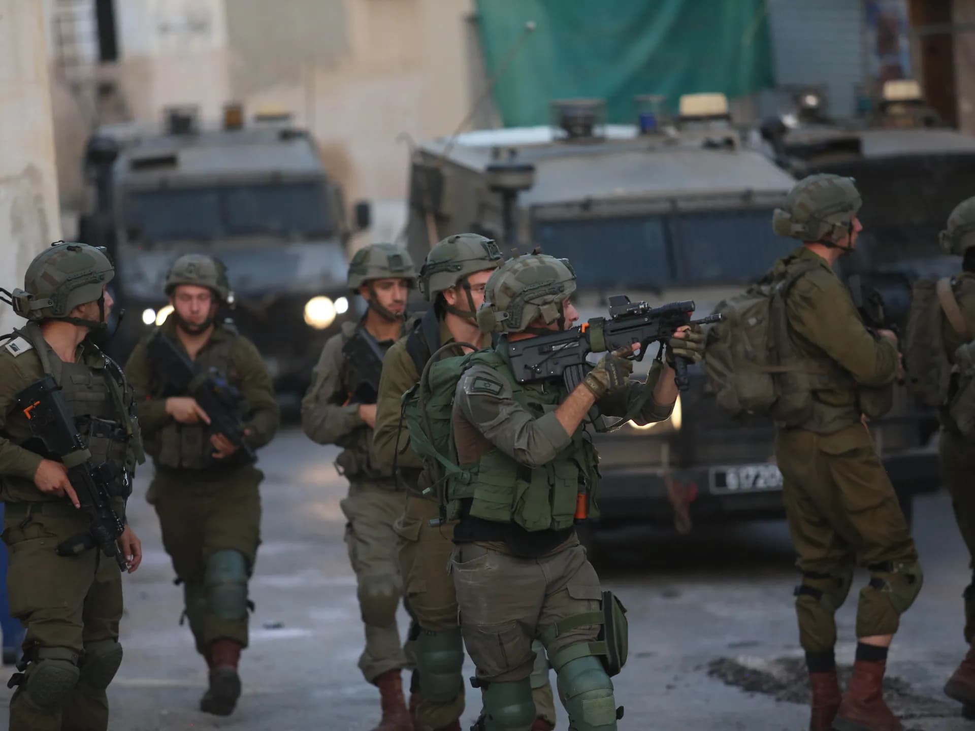 Occupation forces close Nablus entrances