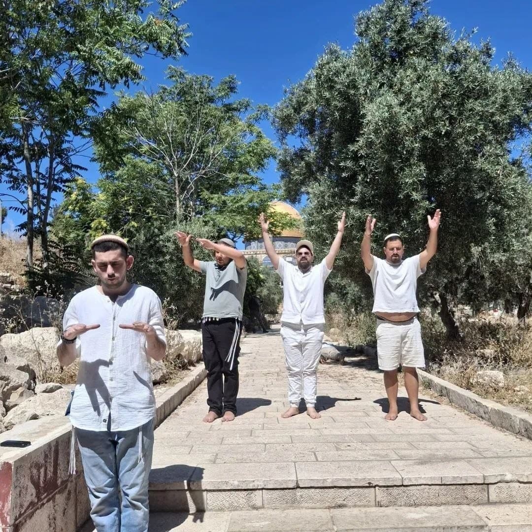 Settlers storm Al-Aqsa and perform rituals