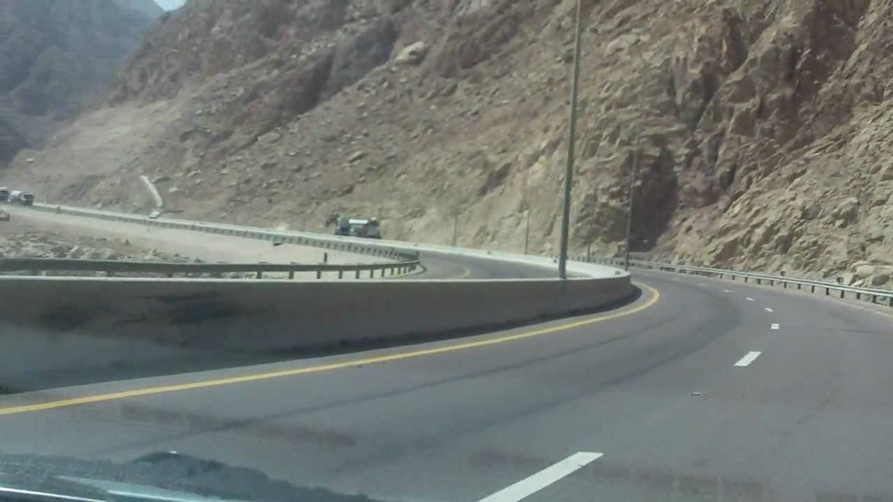 تدهور شاحنة يغلق طريق العقبة الخلفي