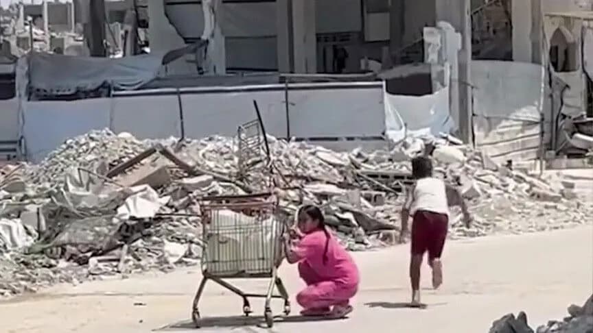 إسرائيل تتصدى لطفلين ينقلان الماء شمال غزة