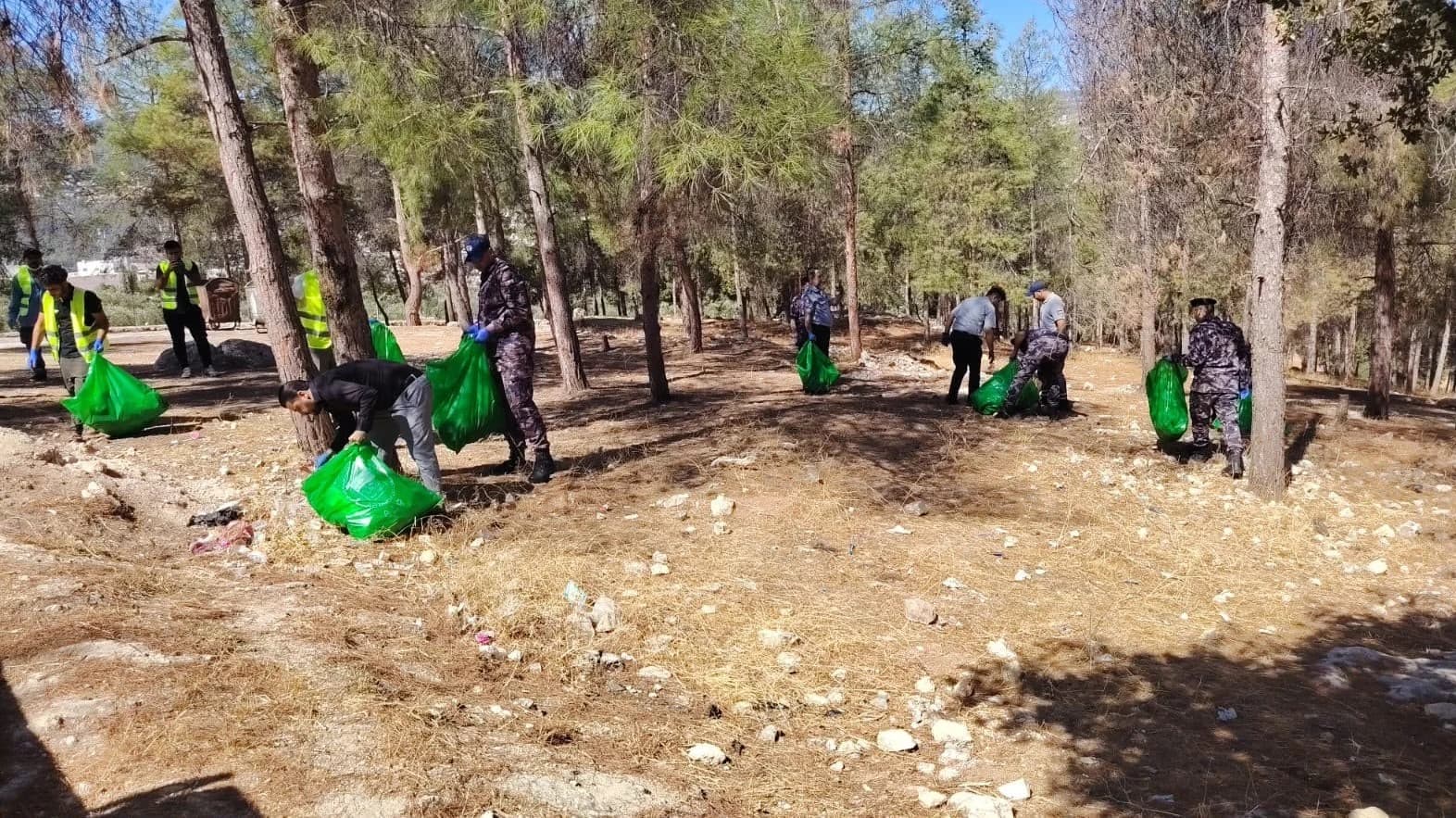 حملات نظافة بمناسبة اليوم العالمي