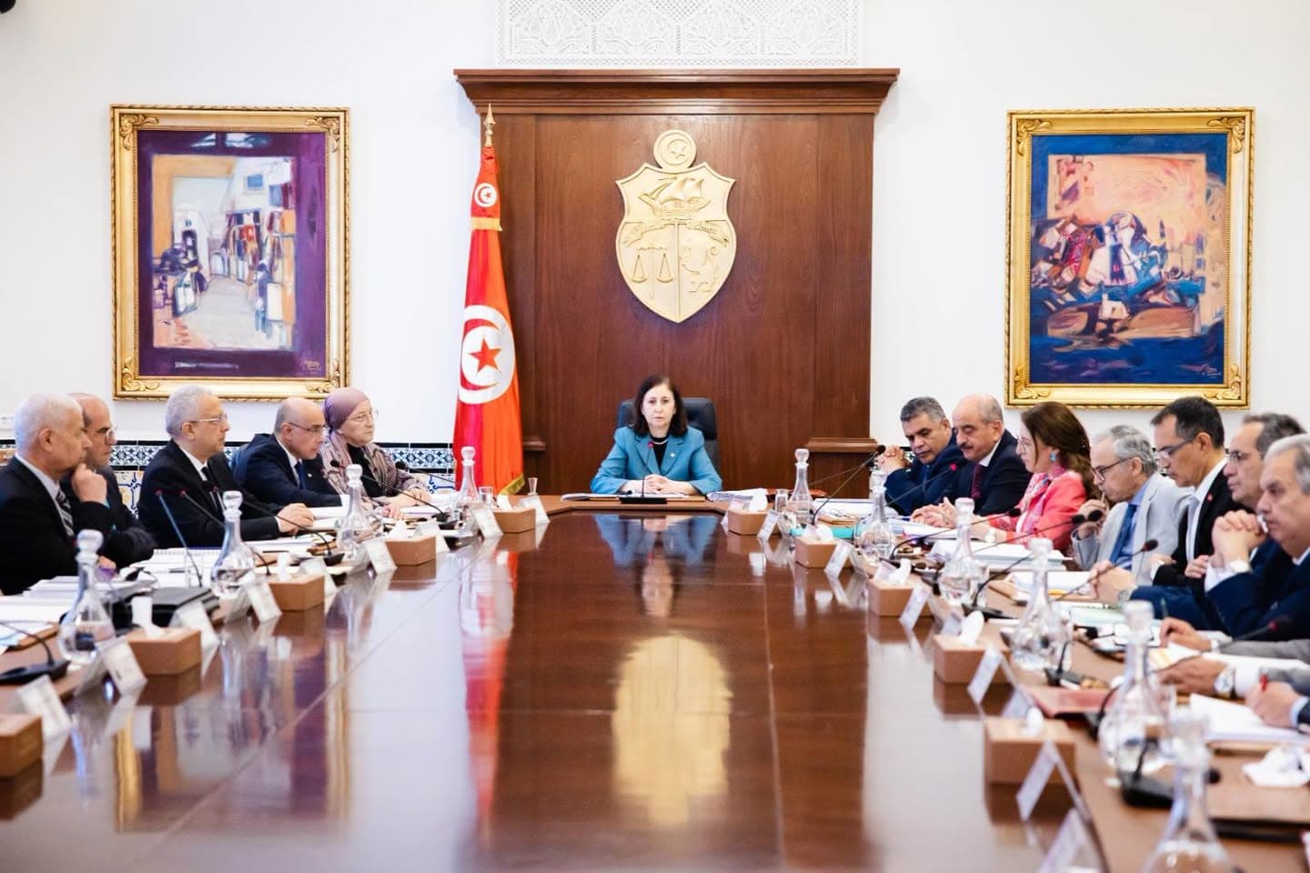 رئيسة الحكومة تؤكد على العمل الجاد وتسريع إنجاز المشاريع خلال مجلس الوزراء