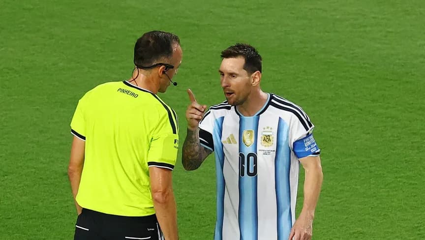 ميسي يطلب من حكم مباراة سويسرا: تحدث معي باحترام