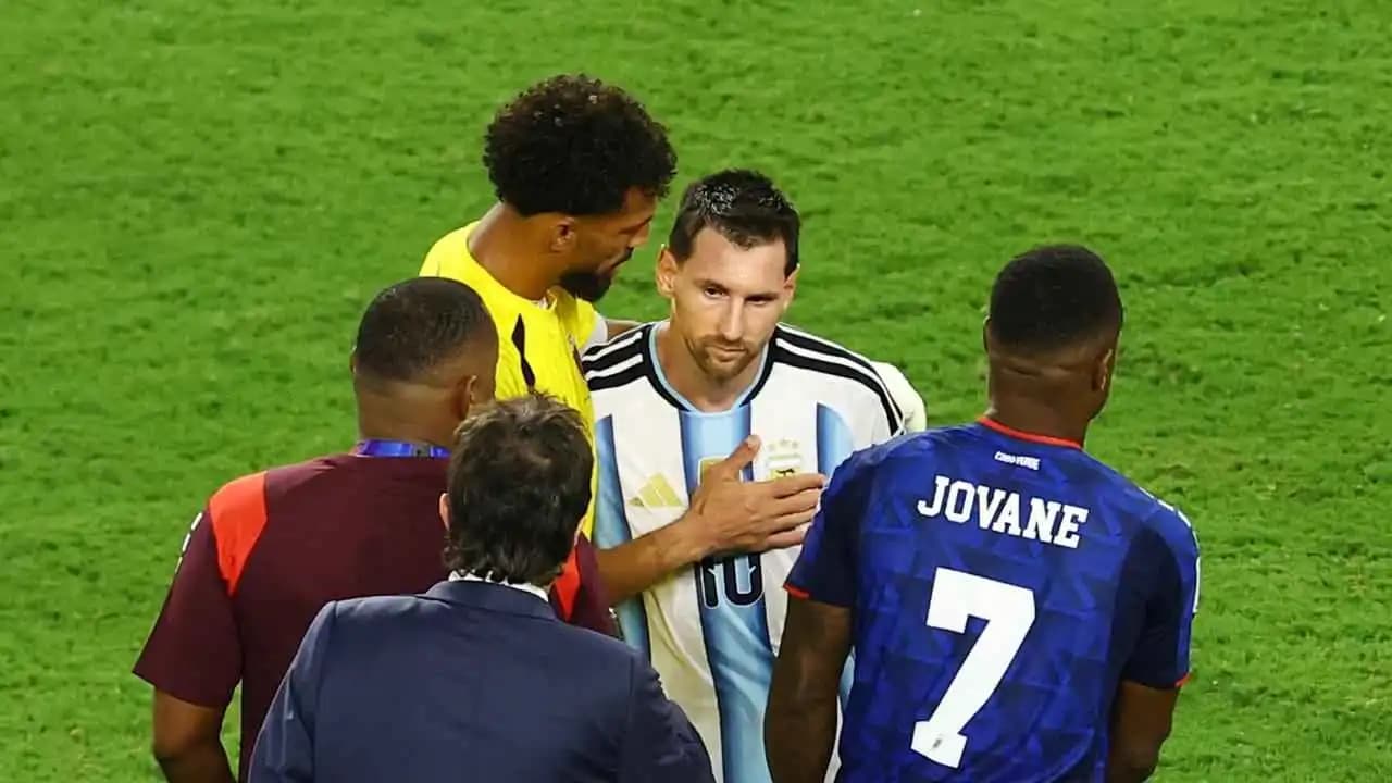 ميسي يحاول مراوغة حارس الرأس الأخضر