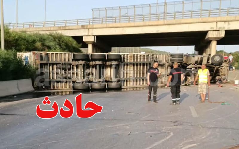 حادث انقلاب شاحنة ثقيلة يغلق طريق تونس الحمامات