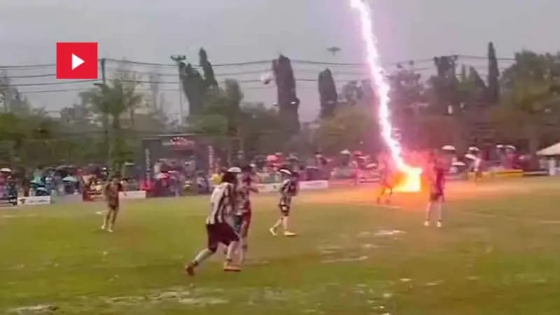صاعقة برق تودي بحياة لاعب ومباراة تتوقف