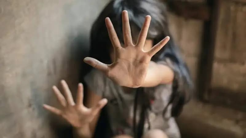 الزهروني يعتدي على فتاة ويطعن والدتها
