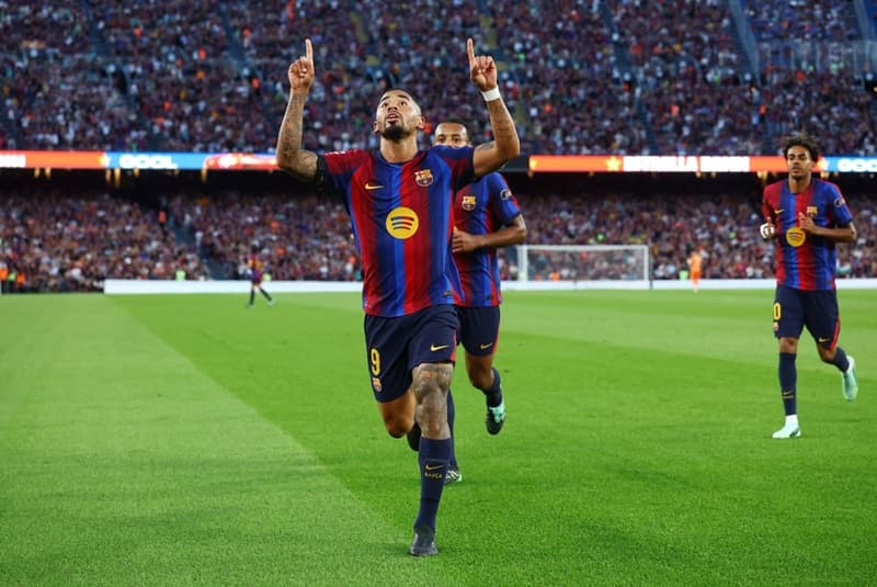 Barcelona wins to lead La Liga