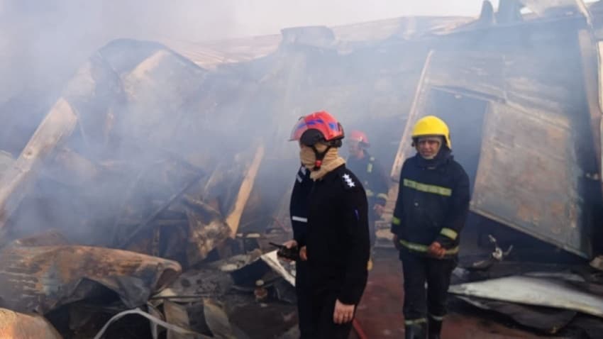14 فرقة إطفاء تسيطر على حريق في شركة ببغداد