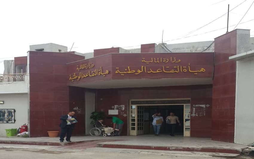 موظفون يطالبون بالتأجيل في التقاعد