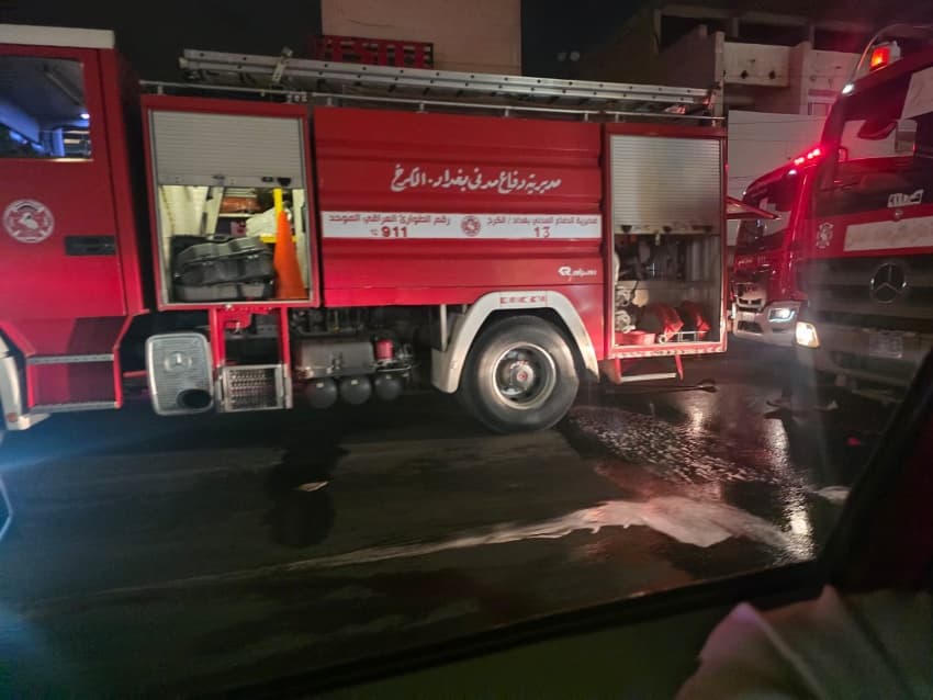 إخماد حريق في محال بغرب بغداد