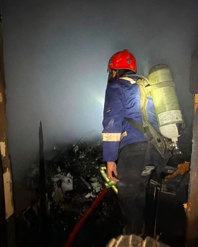 Civil Defense rescues family from fire in Al-Rumaila