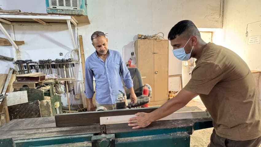 إعادة تأهيل نزلاء الحلة بالنجارة
