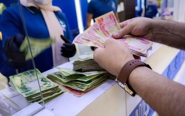 الحكومة العراقية تدرس تمديد فترة صرف الرواتب