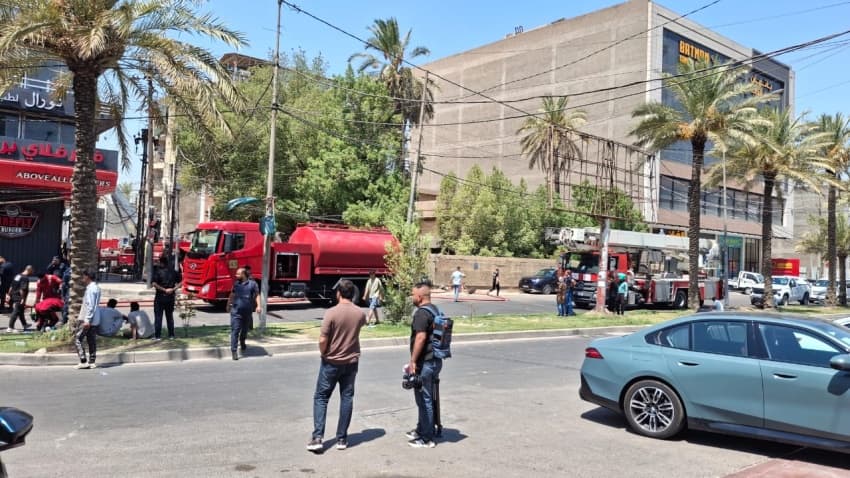الدفاع المدني ينقذ 50 ويخمد حريق الكرادة