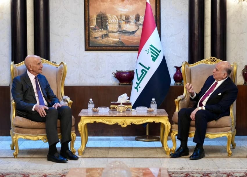فؤاد حسين وتوم باراك يناقشان العلاقات والدينار