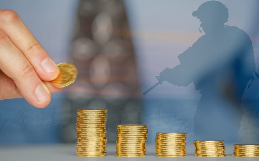 Gold prices fall amid inflation and Middle East news