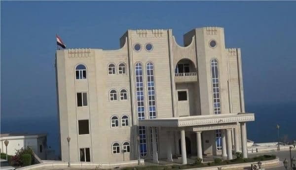 أربعة صواريخ تستهدف القصر اليمني