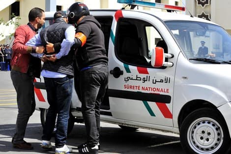 اعتقال مشتبه بابتزاز ونصب بالبيضاء