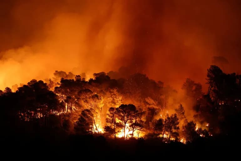 Southern France wildfires threaten hundreds