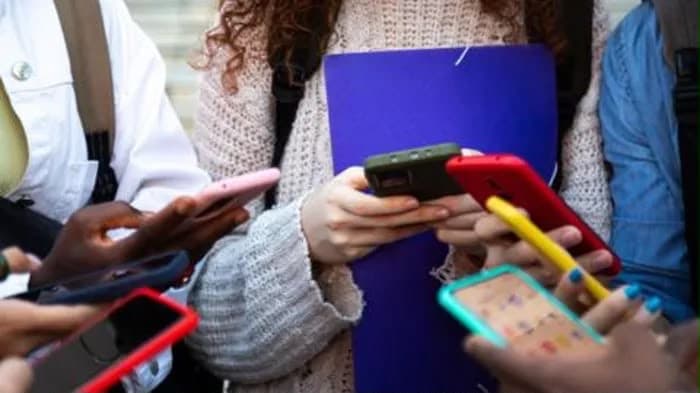 بريطانيا تقيّد استخدام المراهقين لوسائل التواصل الاجتماعي ليلاً