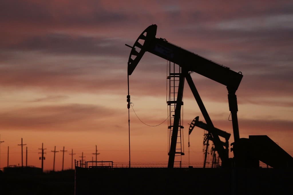 Oil prices fall 5 percent