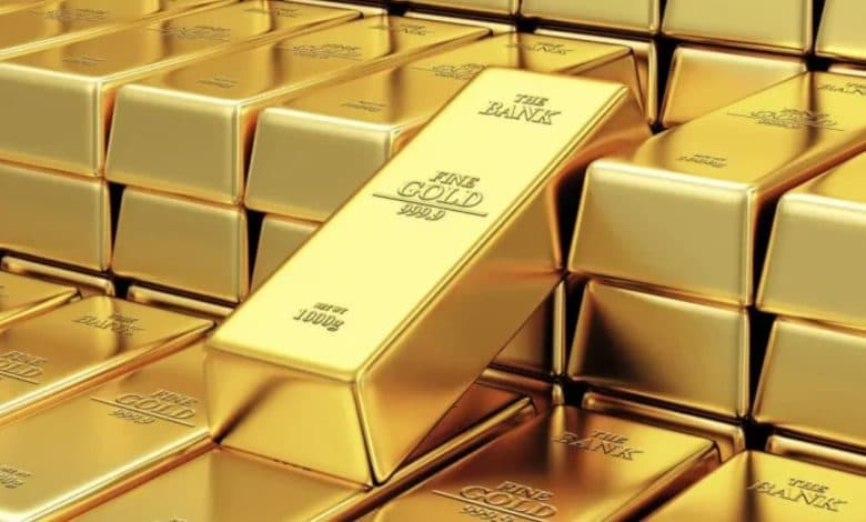 Gold dips on US rate outlook